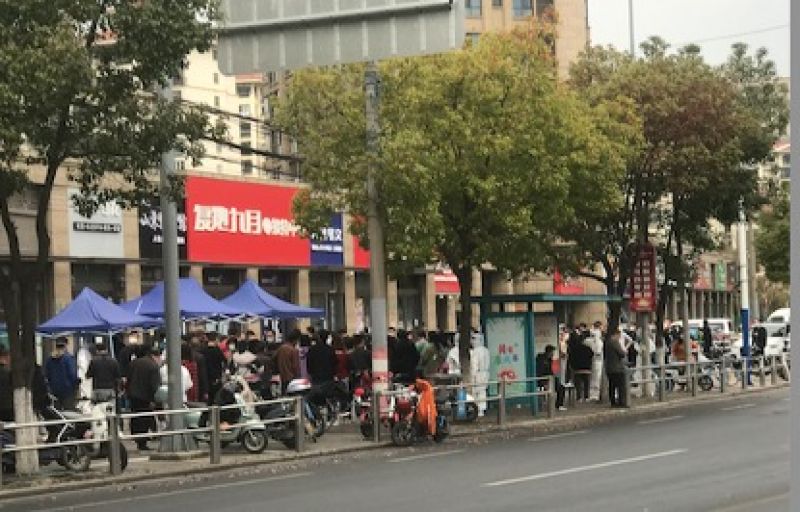 上海新增本土病例“6+55”，客运站暂停运营，多区开展封闭核酸检测
