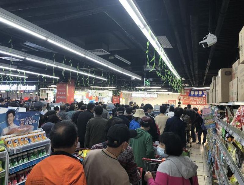 直击北京朝阳区超市囤货现场：“芹菜在哪儿？”“都有，在路上呢！”