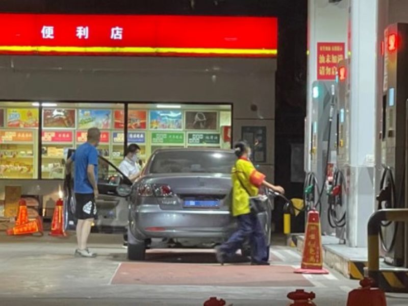 国内成品油零售价“五连跌”终结,今晚起50L小型车加满一箱油将要多花8元!|快讯 国内成品油零售价“五连跌”终结,今晚起50L小型车加满一箱油将要多花8元!|快讯