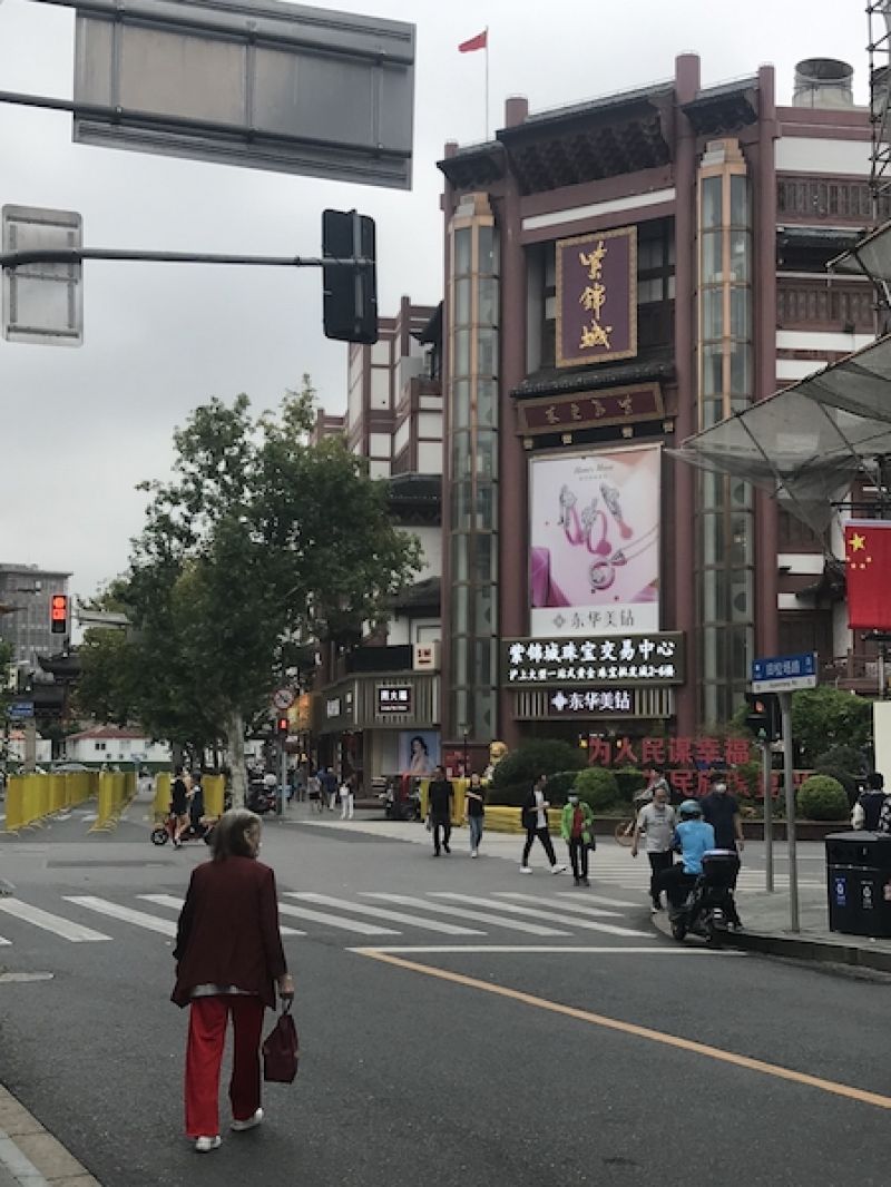 国际金价跌跌不休,国内金饰却“硬扛”,这一次“中国大妈”还扫货吗?|黄金周观察 国际金价跌跌不休,国内金饰却“硬扛”,这一次“中国大妈”还扫货吗?|黄金周观察
