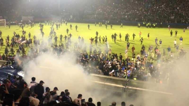 突发!已致129人死亡!印尼发生严重球迷冲突,事发时现场有4万人,印尼总统哀悼 突发!已致129人死亡!印尼发生严重球迷冲突,事发时现场有4万人,印尼总统哀悼