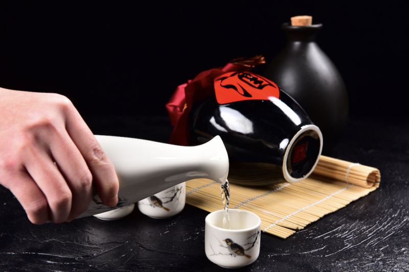白酒十月喜与忧：“茅五洋汾泸”前三季营收超2100亿，股价持续下滑何时回调