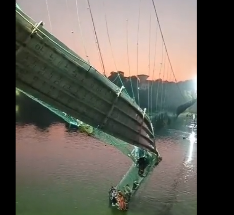 突发!印度百年吊桥瞬间倒塌,至少100人死亡,桥体刚翻新完4天 突发!印度百年吊桥瞬间倒塌,至少100人死亡,桥体刚翻新完4天