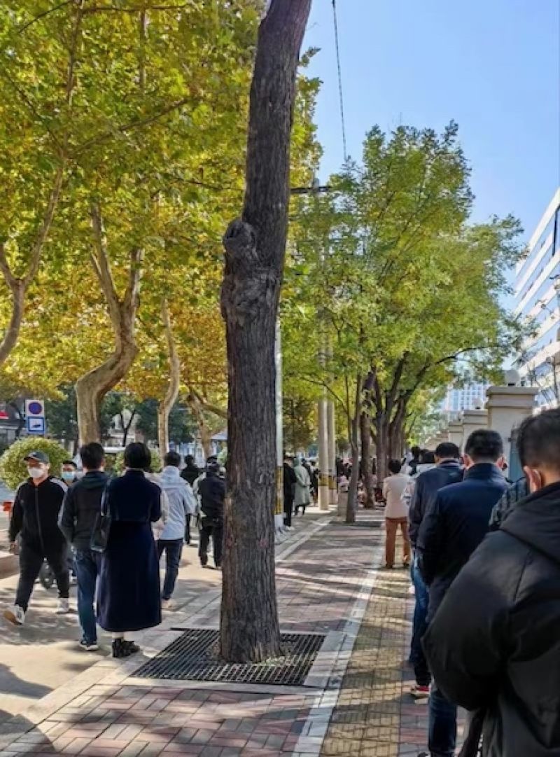 石家庄取消全员核酸检测72小时:市民走出小区,核酸检测点前排起长龙 石家庄取消全员核酸检测72小时:市民走出小区,核酸检测点前排起长龙