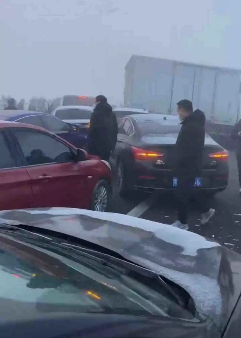 突发!郑州郑新黄河大桥200余辆车相撞,已致1人死亡! 突发!郑州郑新黄河大桥200余辆车相撞,已致1人死亡!
