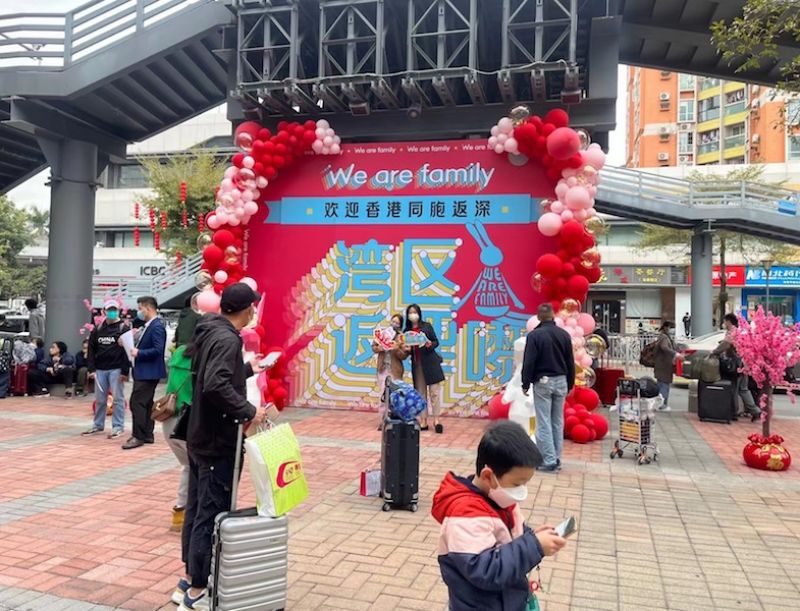“这是最好的新年礼物”!记者亲历深港通关首日:福田口岸人头攒动,上演一幕幕久别重逢 “这是最好的新年礼物”!记者亲历深港通关首日:福田口岸人头攒动,上演一幕幕久别重逢