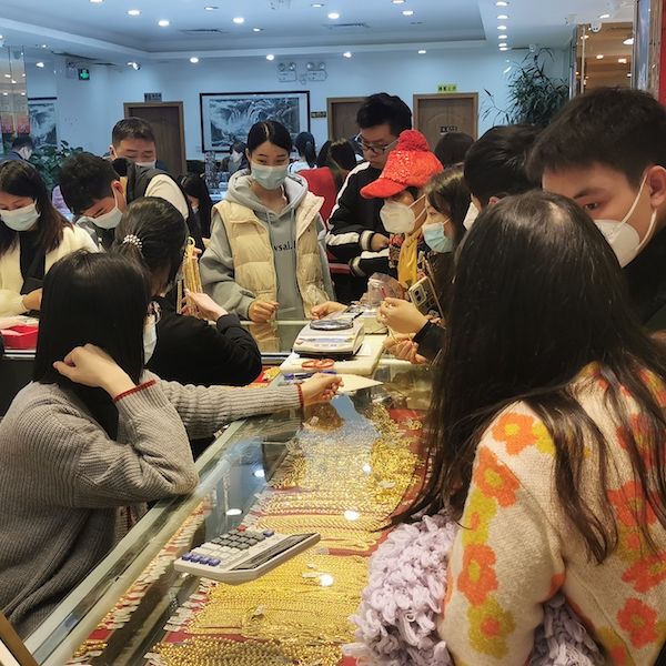 金店内人头攒动,春节前再现“淘金热”! 金店内人头攒动,春节前再现“淘金热”!