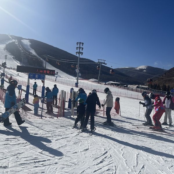 记者实探冬奥后首个张家口雪季:旅游市场复苏恰逢其时,冰雪产业赋能经济发展|新春走基层 记者实探冬奥后首个张家口雪季:旅游市场复苏恰逢其时,冰雪产业赋能经济发展|新春走基层