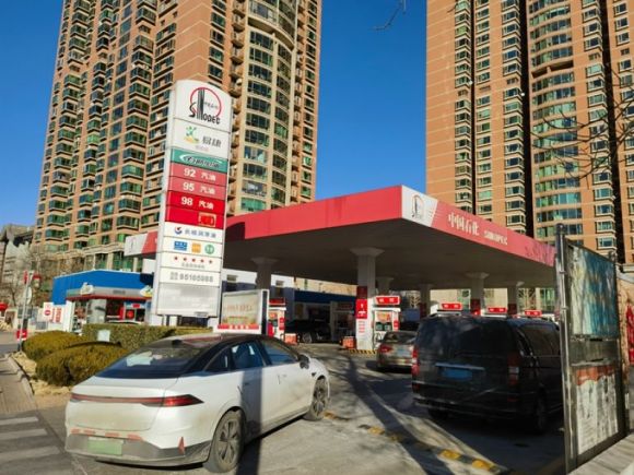 返乡潮叠加旅游热，两桶油马力全开保驾21亿人次大迁徙，春节出行高峰加油车辆日增超三成