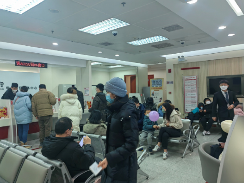 提前还贷就是最好的理财?这家银行每天近400人排队,个贷经理连午休的时间都没了 提前还贷就是最好的理财?这家银行每天近400人排队,个贷经理连午休的时间都没了