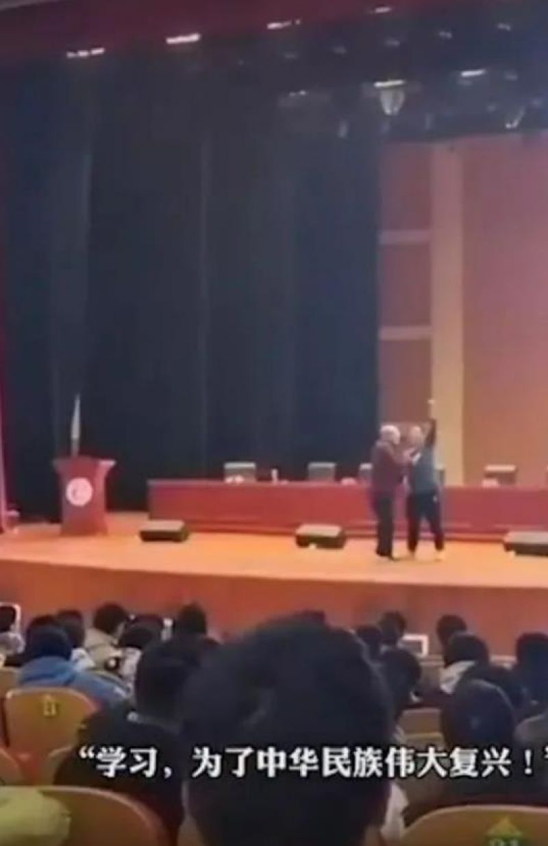 教授演讲宣扬不当内容被高中生抢话筒!官方通报来了 教授演讲宣扬不当内容被高中生抢话筒!官方通报来了