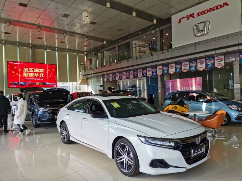 送牌照、送新车，汽车价格战渐入高潮，消费者开始观望