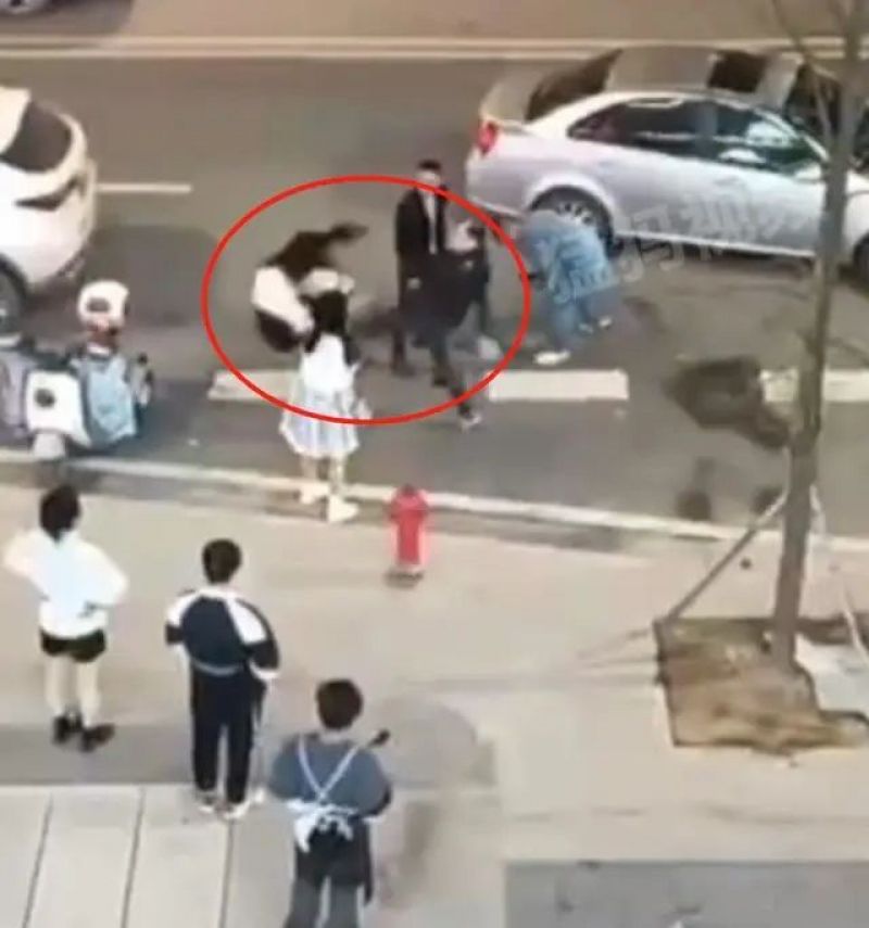 网传“男子当街强吻踹飞女孩”,警方深夜通报:男子已被刑拘 网传“男子当街强吻踹飞女孩”,警方深夜通报:男子已被刑拘