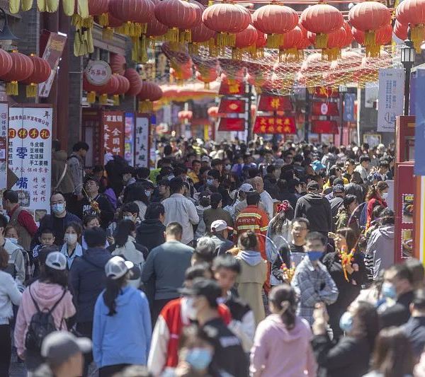 快来看各地的“人山人海”！五一小长假预计2.4亿人次出游