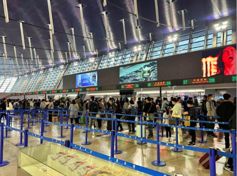 各大热门景点“人从众”！实探上海五一小长假消费市场：比过年还堵