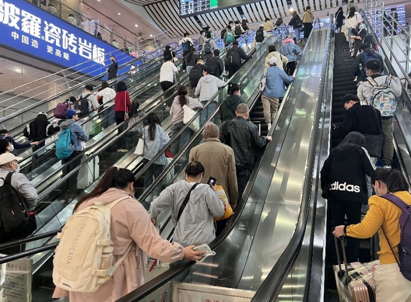2.74亿人次在路上!“五一”国内机票均价涨幅近四成:旅游出行市场全面爆发 2.74亿人次在路上!“五一”国内机票均价涨幅近四成:旅游出行市场全面爆发