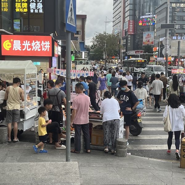 留住烟火气！深圳打响盘活地摊经济“第一枪”：不再全面禁止路边摊｜经济复苏调研行