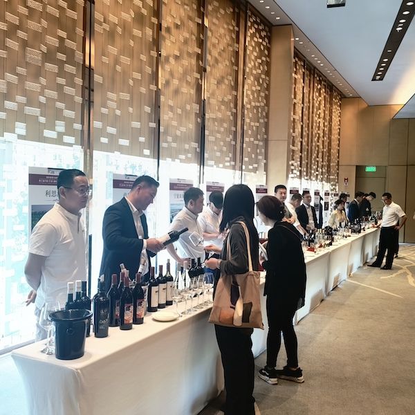 目标世界葡萄酒之都!宁夏葡萄酒产值突破300亿元,年产葡萄酒有望达3亿瓶 目标世界葡萄酒之都!宁夏葡萄酒产值突破300亿元,年产葡萄酒有望达3亿瓶