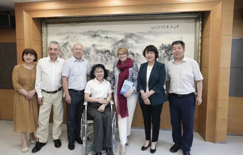 张海迪会见中俄残疾人事务理事会俄方委员