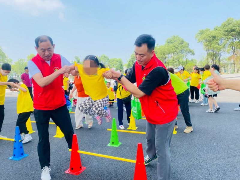 “牵着蜗牛去散步”,迸发出双向奔赴的力量! “牵着蜗牛去散步”,迸发出双向奔赴的力量!