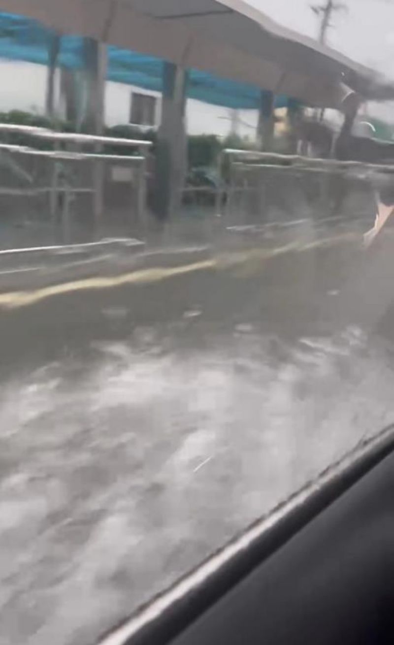 直击北京暴雨:被暴雨逼停的列车已报平安,部分地区停水停电停燃气 直击北京暴雨:被暴雨逼停的列车已报平安,部分地区停水停电停燃气