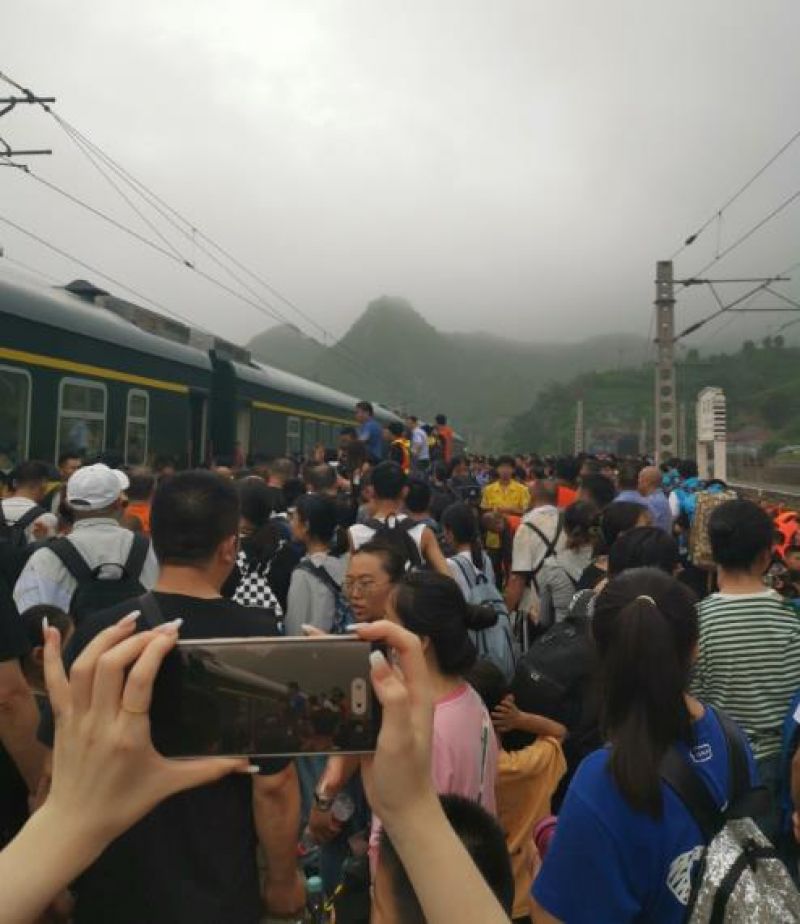 落坡岭76小时救援纪实:特大暴雨致三辆列车2700人被困,武警战士连夜徒步带领转移 落坡岭76小时救援纪实:特大暴雨致三辆列车2700人被困,武警战士连夜徒步带领转移