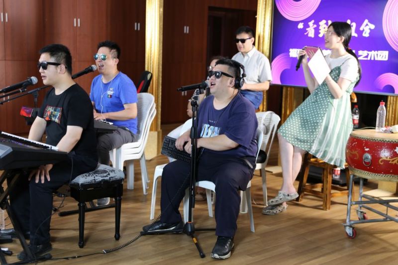 这个看不见世界的合唱组合 通过音乐让世界“看到” 这个看不见世界的合唱组合 通过音乐让世界“看到”