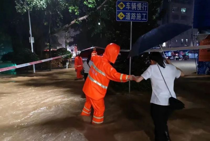 突发暴雨！马路成“海”、有地铁站进水，深圳水库深夜紧急排洪！李家超发文→