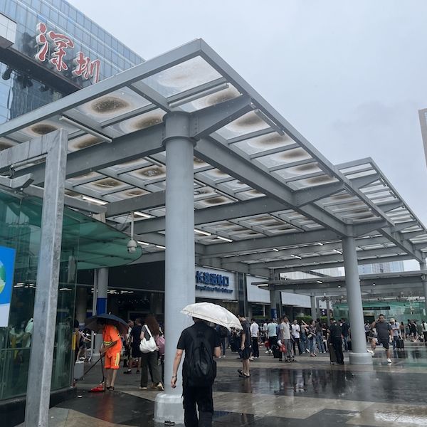 直击深圳暴雨袭城后24小时:全市停课,部分路面被水冲毁,交通正逐步有序恢复 直击深圳暴雨袭城后24小时:全市停课,部分路面被水冲毁,交通正逐步有序恢复