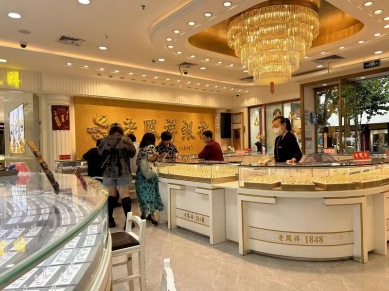 上海品牌金饰价格涨破600元/克!记者实探金市:买涨不买跌,消费者直言“越等越涨” 上海品牌金饰价格涨破600元/克!记者实探金市:买涨不买跌,消费者直言“越等越涨”