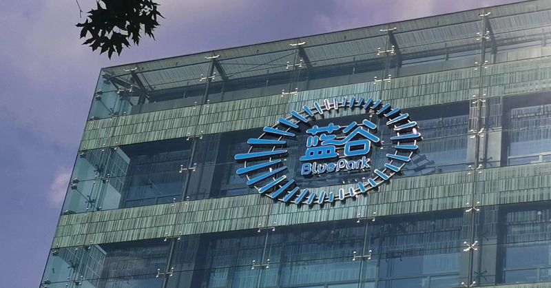 北汽蓝谷“出海”提速！极狐汽车进军中东市场，首批订单600辆｜快讯