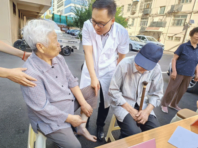 专访连云港市第二人民医院内分泌科主任徐同道:扎根基层做群众健康的守门人|“走近最美医生”系列报道 专访连云港市第二人民医院内分泌科主任徐同道:扎根基层做群众健康的守门人|“走近最美医生”系列报道