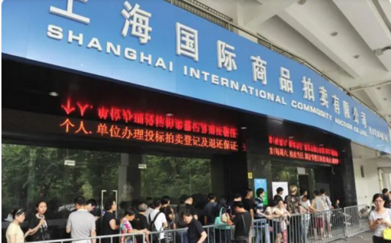 跌破八万人!10月沪牌竞拍者中标率近20%,价格出现松动 跌破八万人!10月沪牌竞拍者中标率近20%,价格出现松动