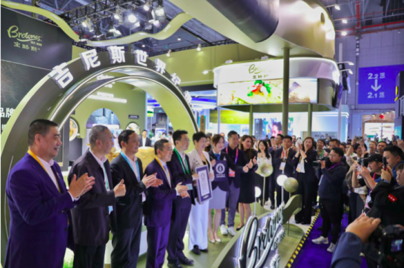 好看又好吃!中澳乳企进博会联袂设展,800公斤“奶酪牛”破吉尼斯世界纪录|聚焦2023进博会