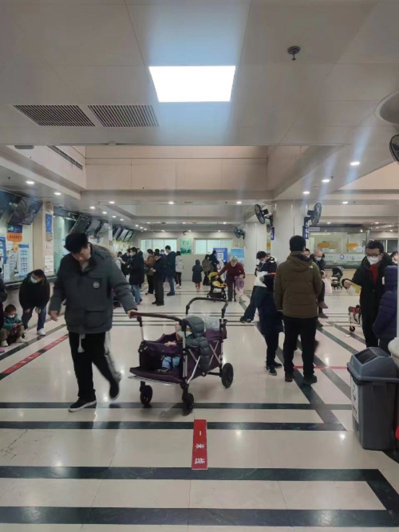 实探北京儿科就诊高峰：“采个血要排到500多号” ，多家医院优化就诊复诊流程