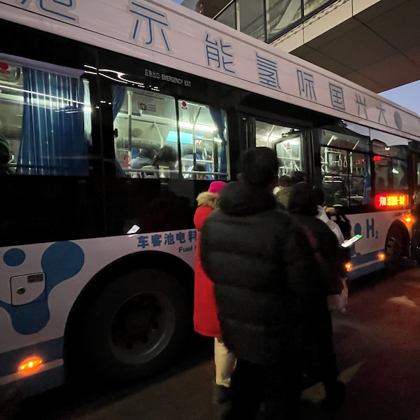 记者实探北京氢能公交:“油箱”装在车顶,排出来的全是水,比电车噪音还小 记者实探北京氢能公交:“油箱”装在车顶,排出来的全是水,比电车噪音还小
