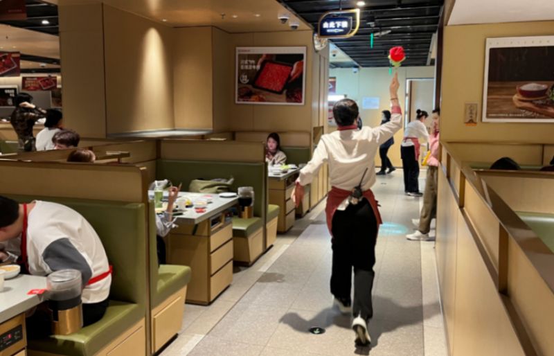 客流量大幅抬高!烟火气升腾,餐饮业春节档热情延续|新春走基层 客流量大幅抬高!烟火气升腾,餐饮业春节档热情延续|新春走基层