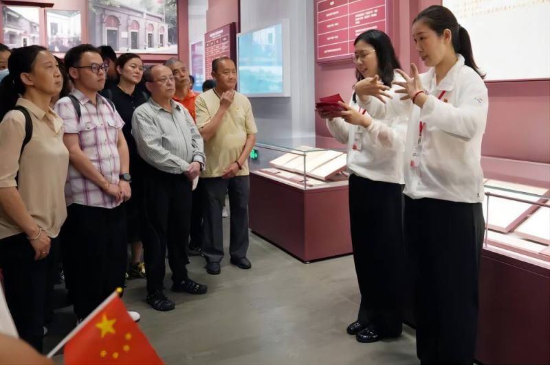 用无声演绎历史厚度!上海市首个红色手语宣讲团用指尖传译经典 用无声演绎历史厚度!上海市首个红色手语宣讲团用指尖传译经典