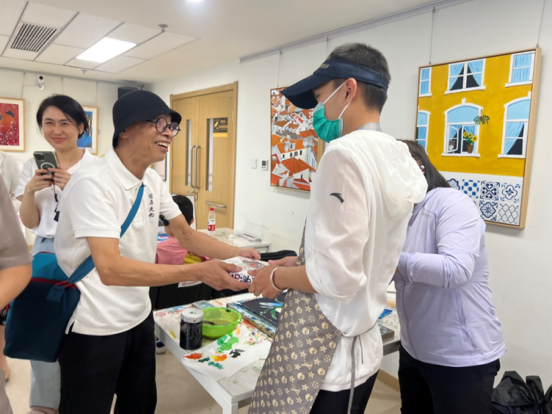 “中国毕加索”郭泰来结缘特殊儿童十余年,“六一”前夕赠书助梦残疾患儿 “中国毕加索”郭泰来结缘特殊儿童十余年,“六一”前夕赠书助梦残疾患儿