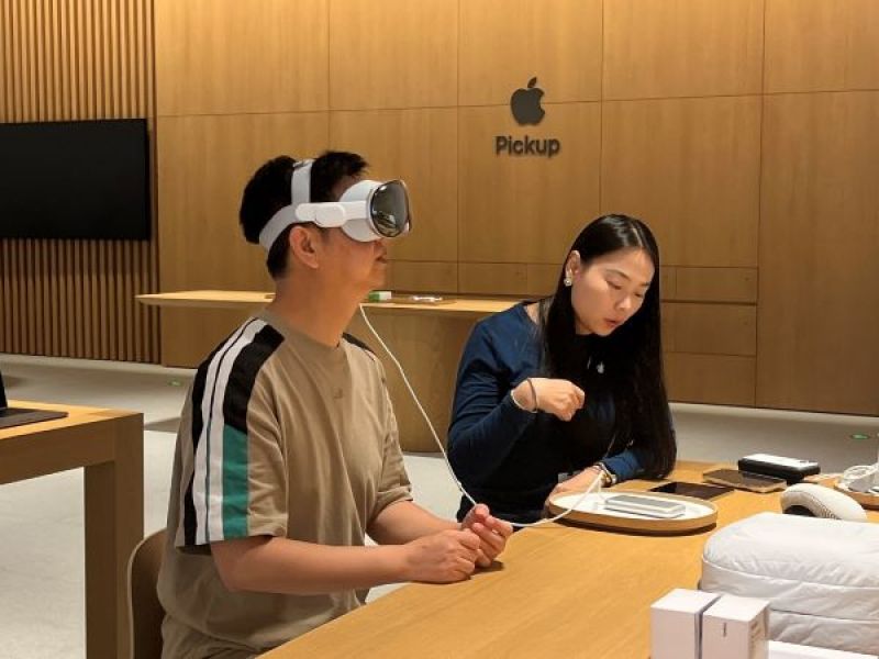 直击苹果Vision Pro国行版上市首日:售价29999元起,客流量不大,机构预测后续销量不乐观 直击苹果Vision Pro国行版上市首日:售价29999元起,客流量不大,机构预测后续销量不乐观