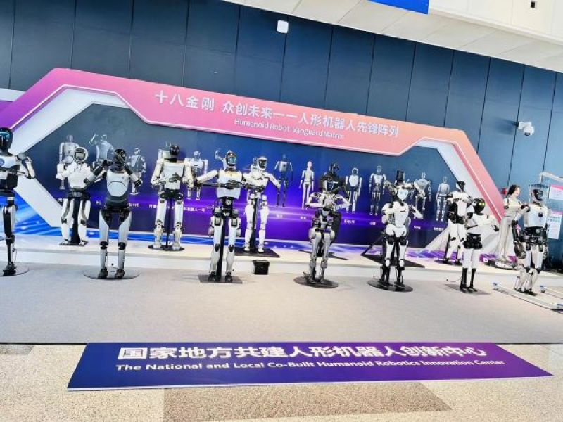 “十八金刚”来了!人形机器人成“顶流”,何时能走进千家万户?|聚焦2024WAIC “十八金刚”来了!人形机器人成“顶流”,何时能走进千家万户?|聚焦2024WAIC
