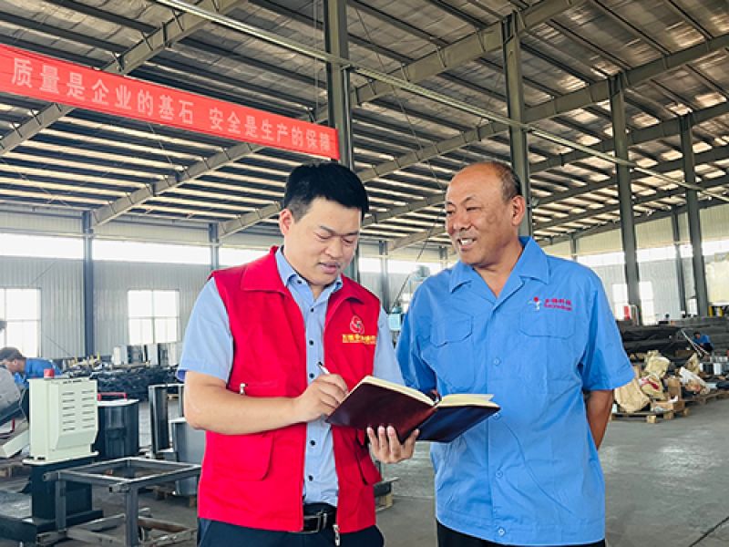 一双铁脚板、一个大挎包:那些“进园入企”的农商行人|追寻新质生产力 一双铁脚板、一个大挎包:那些“进园入企”的农商行人|追寻新质生产力