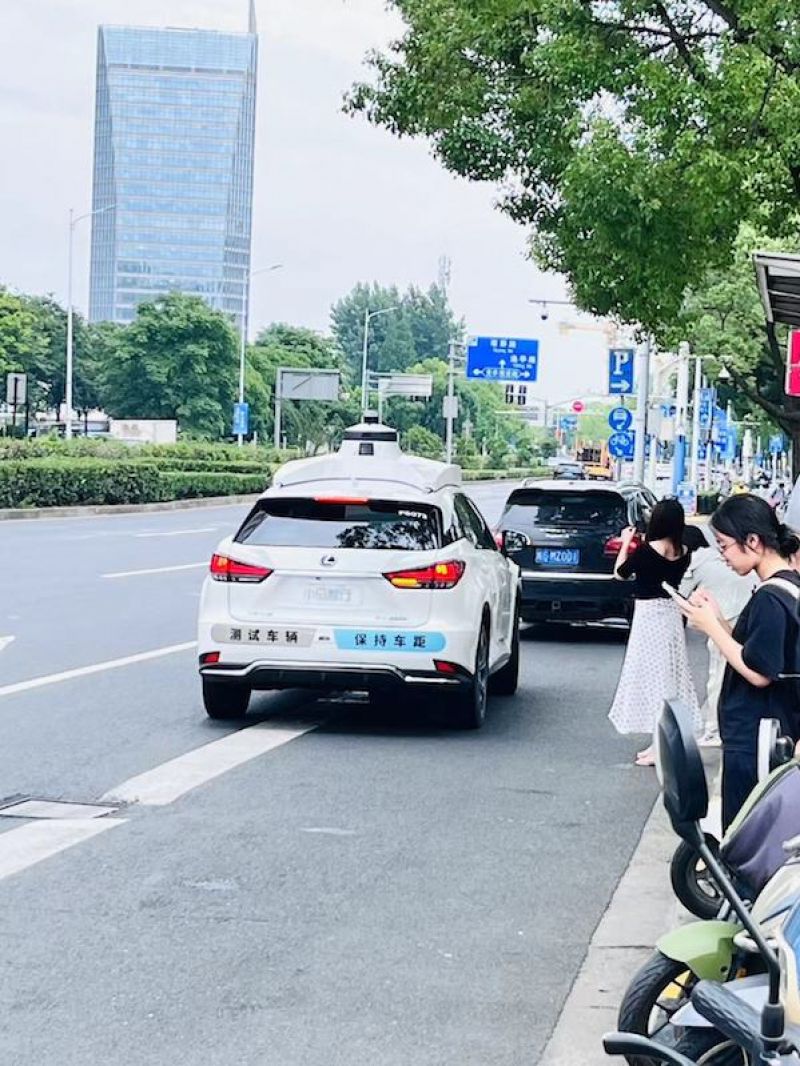 上海“无驾驶人出租车”公测在即,记者体验:行驶平稳,车内安排一位安全员应对突发情况 上海“无驾驶人出租车”公测在即,记者体验:行驶平稳,车内安排一位安全员应对突发情况