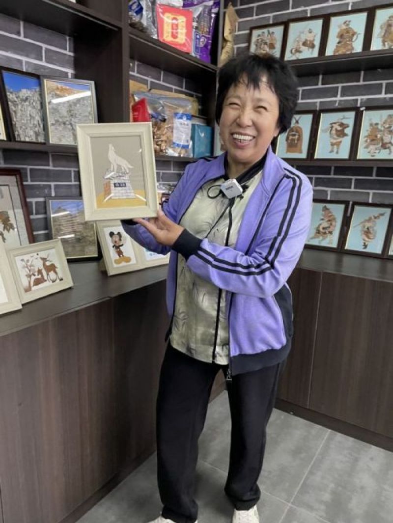 化腐朽为神奇！肢体残疾的她在树皮上绘就新生活