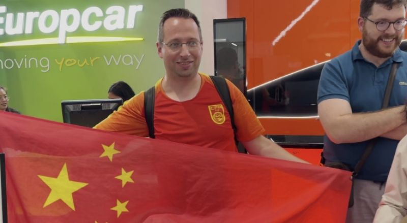 记者手记•遇见巴黎：热爱“投喂”的赛艇运动员和机场的那抹“中国红”