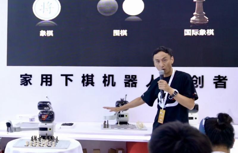 人形机器人家用尚远!细分场景下,小型AI机器人抢先“占位”家庭角色|直击世界机器人大会 人形机器人家用尚远!细分场景下,小型AI机器人抢先“占位”家庭角色|直击世界机器人大会
