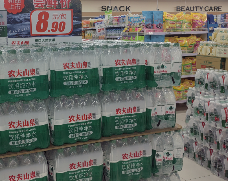 农夫山泉降速:价格战伤及毛利率,核心业务“水”营收大幅下滑 农夫山泉降速:价格战伤及毛利率,核心业务“水”营收大幅下滑