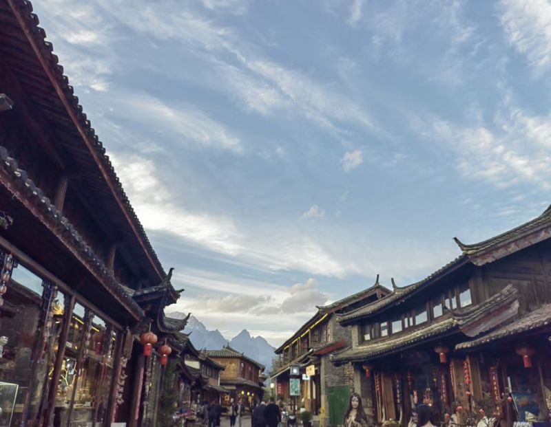 “双节”旅游业提前预热！国庆机票预定价同比回落超20%，性价比成行业关键词