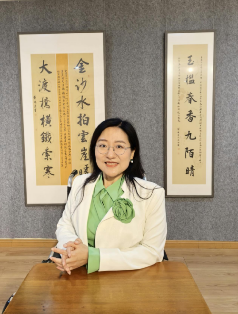 在轮椅上挥毫：“最美轮椅姐姐”刘晓清用书法开启精彩人生