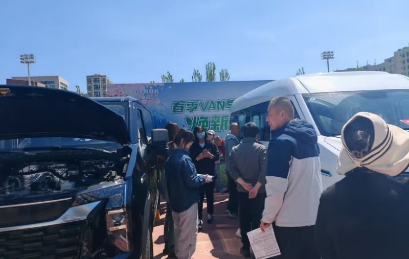 “0首付、低利息”“一口价”“保价618”，多重补贴催生车市换车热潮丨五一促消费观察